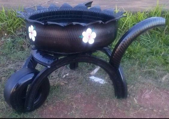 carrinho de mao feito com pneus para decorar jardim 9