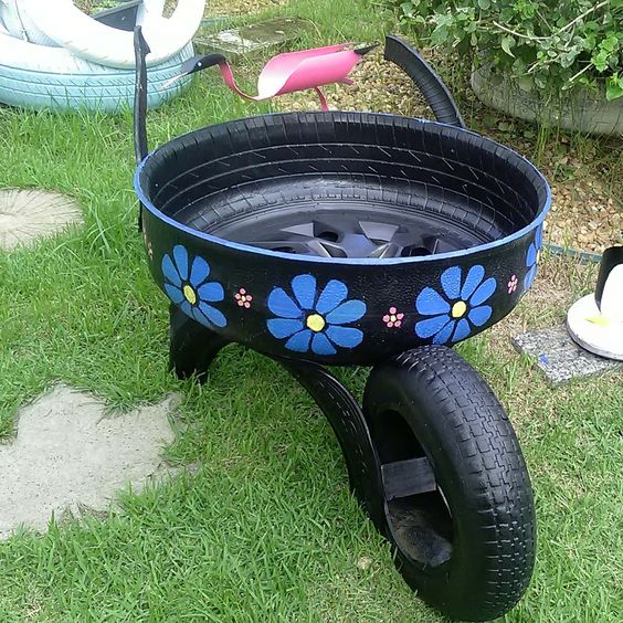 carrinho de mao feito com pneus para decorar jardim