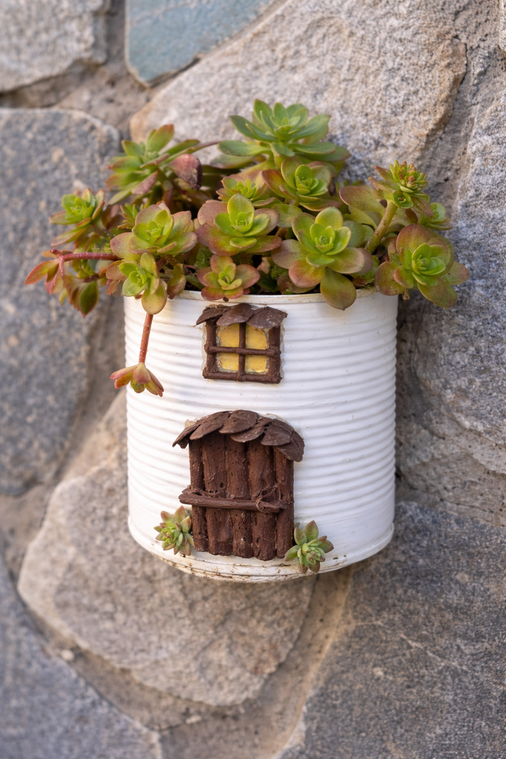 Casinhas feitas de lata para colocar flores: ideias criativas, recicladas e encantadoras para decorar qualquer cantinho casinhas feitas de lata para colocar flores 3