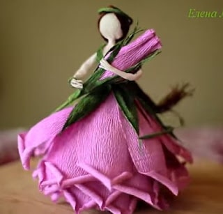 como fazer bonecas em forma de rosa com papel crepom 2