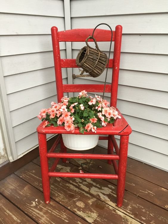 decoracao de jardim com cadeiras velhas 3