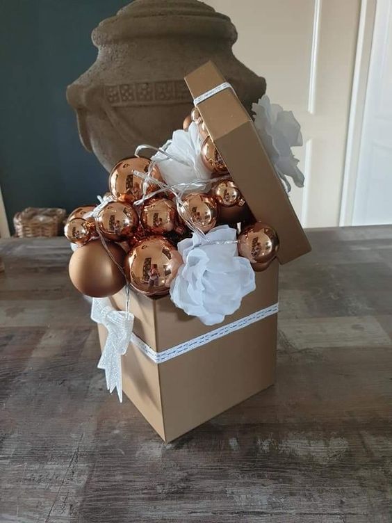 decoracao de natal com caixas com bolas a sair 1