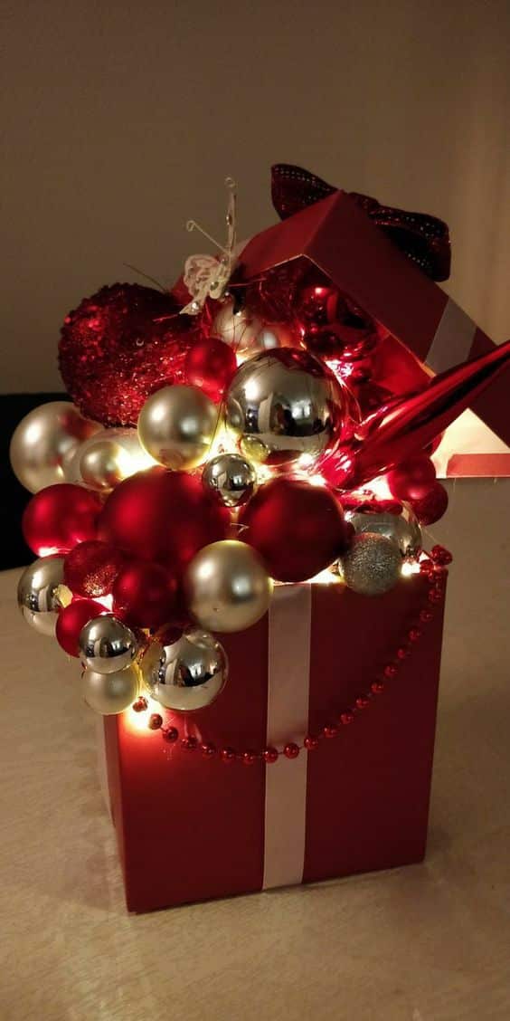 decoracao de natal com caixas com bolas a sair