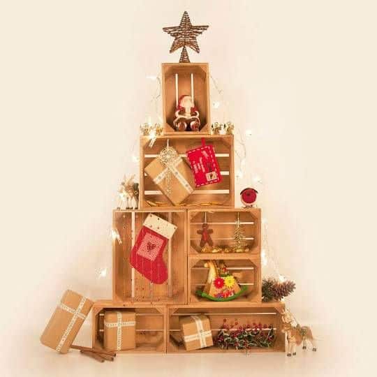 decoracao de natal feita com caixas de madeira