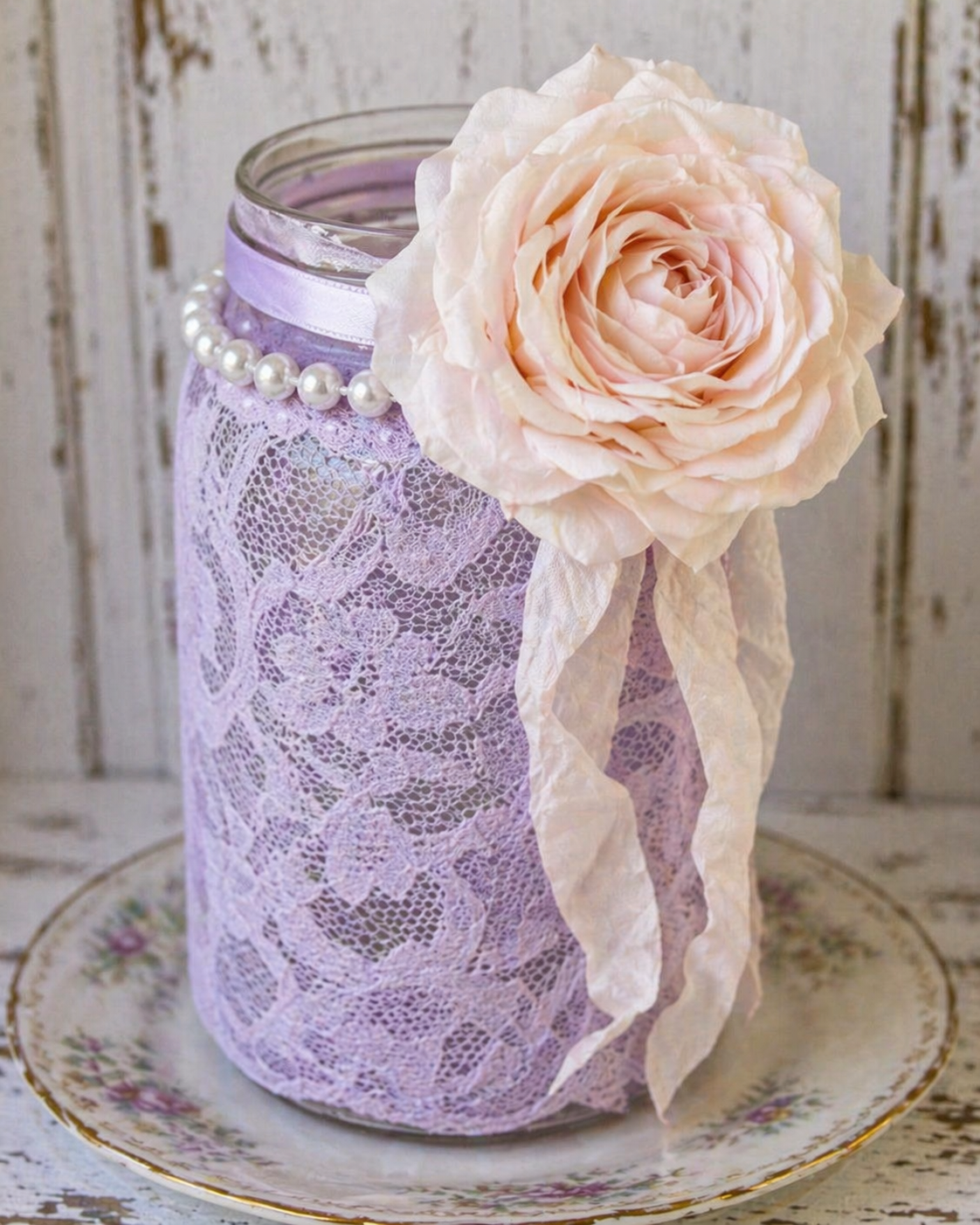 Frascos e Garrafas de Vidro Decorados com Renda: Ideias Criativas para Dar Charme, Eleg&acirc;ncia e Personalidade &agrave; Sua Decora&ccedil;&atilde;o frascos e garrafas de vidro decorados com renda 7