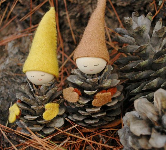 gnomos de natal feitos com pinhas 7