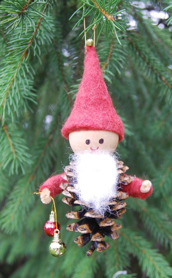 gnomos de natal feitos com pinhas