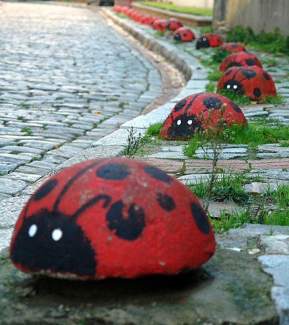 ideias incriveis de pedras em forma de animais para decorar o jardim 9