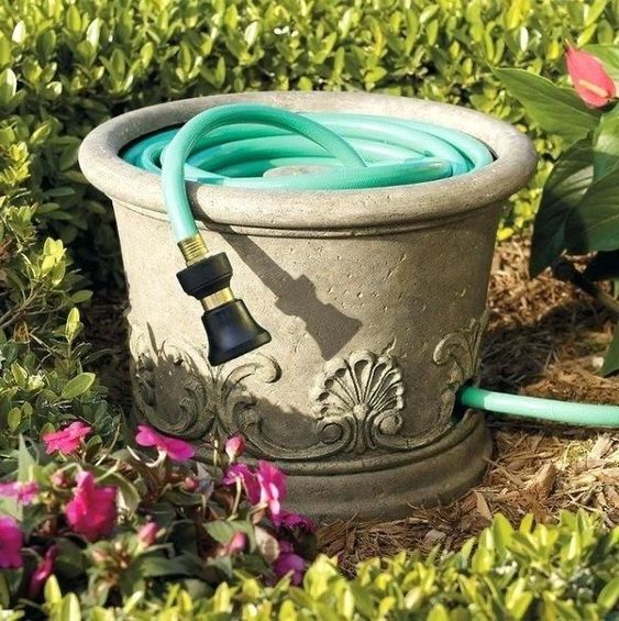 ideias para guardar a mangueira do jardim vaso