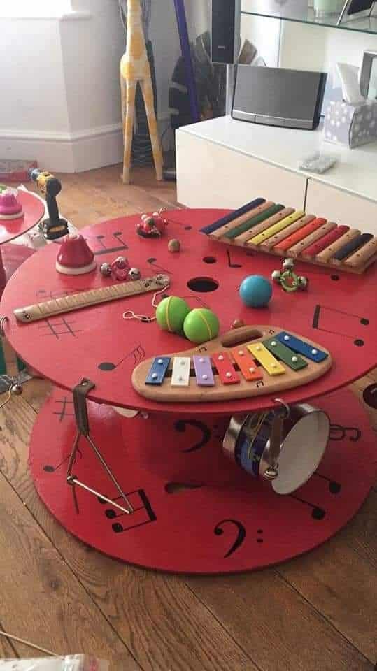 mesas para criancas feitas com bobinas de madeira 2