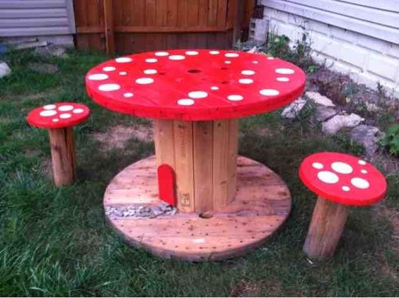 mesas para criancas feitas com bobinas de madeira 6