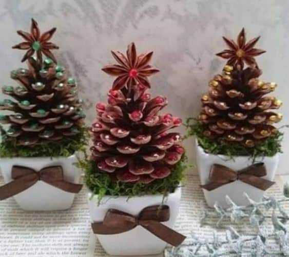 mini arvores de natal feitas com pinhas 4