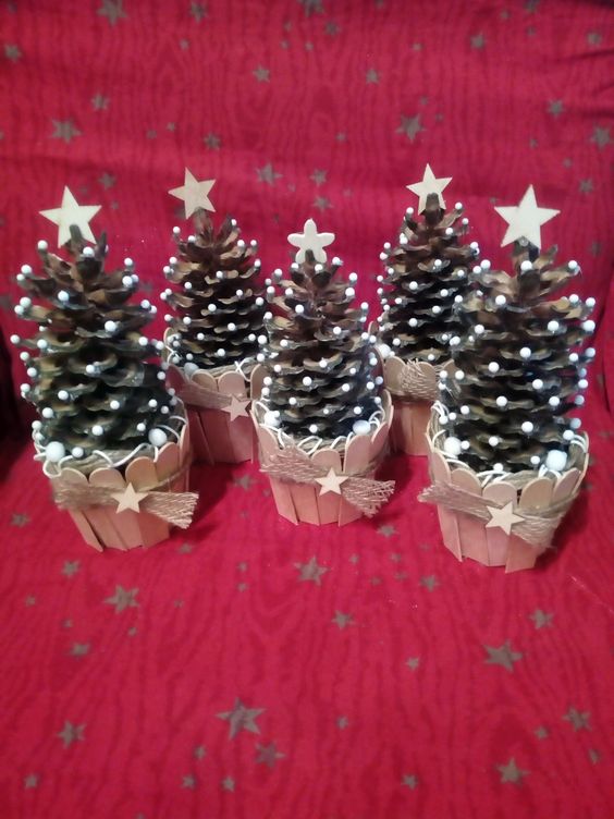 mini arvores de natal feitas com pinhas 9