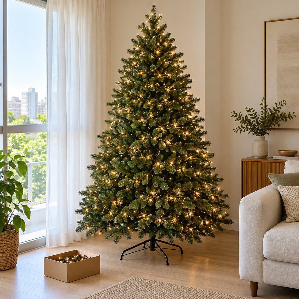 Árvore de Natal ainda sem enfeites, com as luzes brancas quentes já distribuídas pelos galhos
